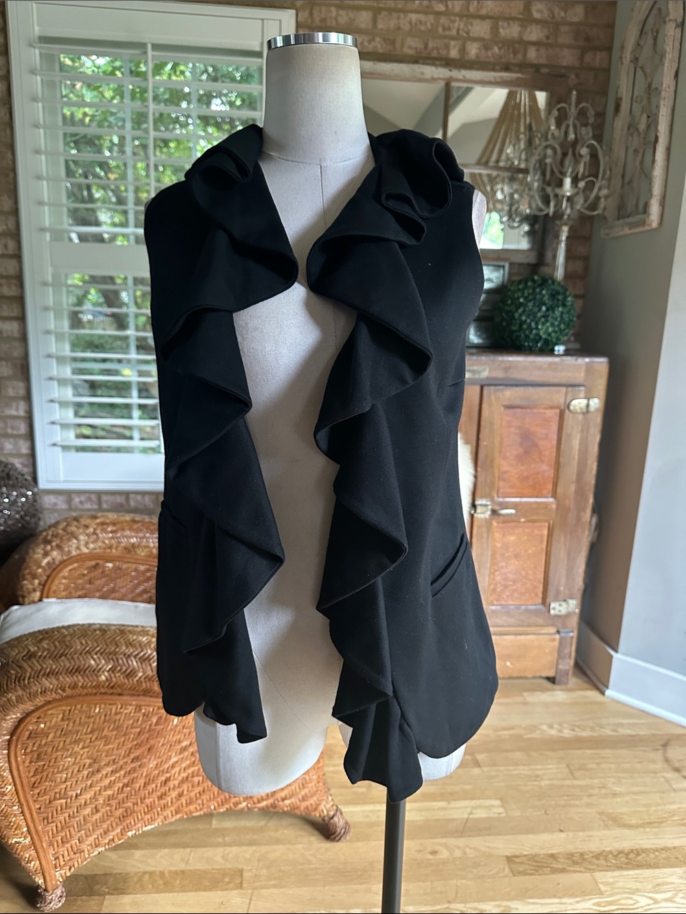 ALICE + OLIVIA BLACK RUFFLE VEST SMALL NEW